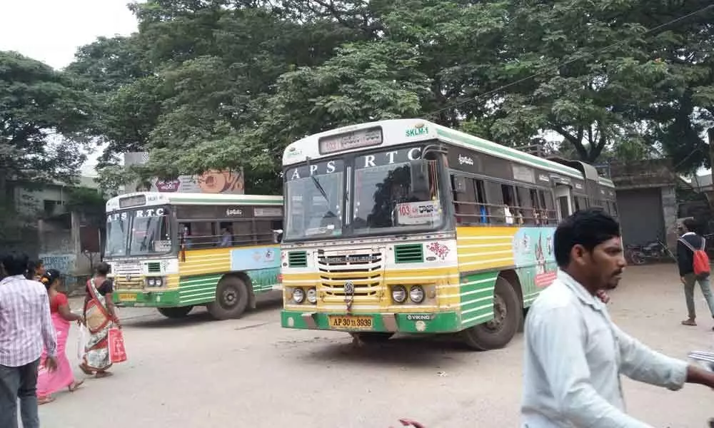 Srikakulam: Commuters suffer as bus stops lack shelters