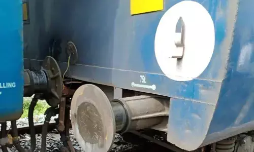 Tirupati - Shirdi express coach derails at Koduru, no casualties reported