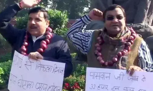 AAP MPs protest in Parliament against onion price hike