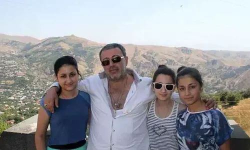 Sisters who stabbed father for sexual abuse, face murder trial