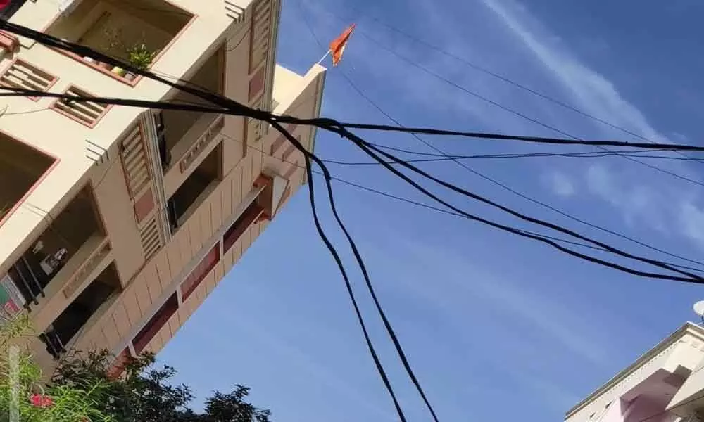 Dangling wire poses grave threat in Miyapur