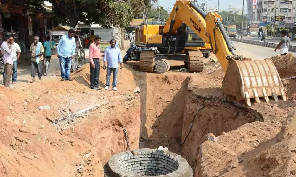 Mudraboina Srinivasa Rao inspects Under Ground Drainage works