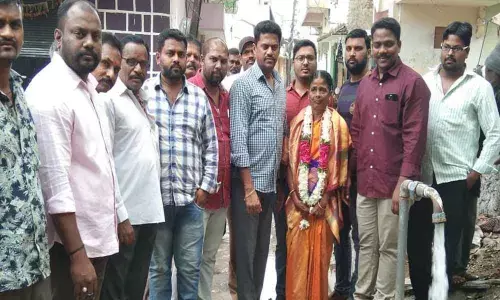 Woman gets borewell repaired in basti