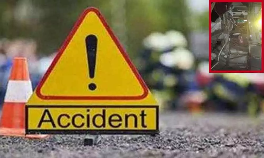 15 injures after a lorry rammed into a travel bus in Guntur