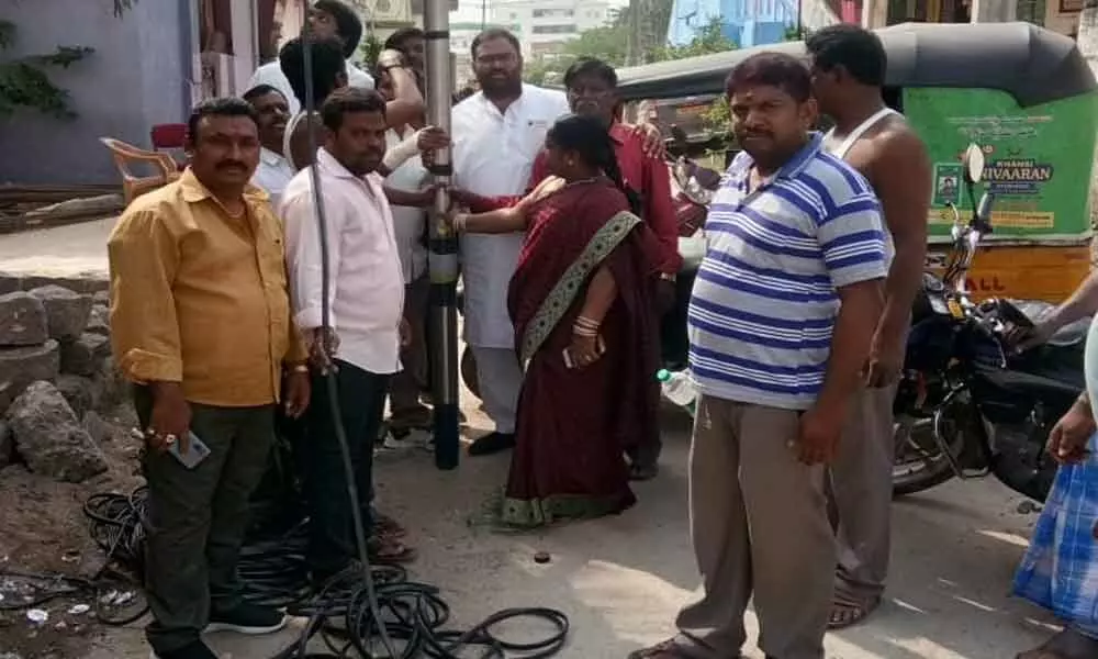 TRS leaders donate borewell motor in Bharat Nagar