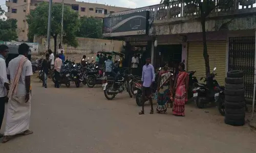 Tipplers drinking openly, scare women & kids