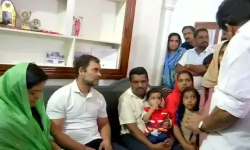 Rahul visits family of girl who died of snakebite in Wayanad