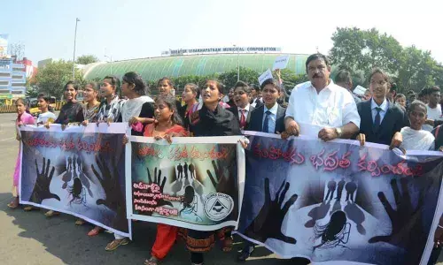 Visakhapatnam: People hail Telangana police encounter