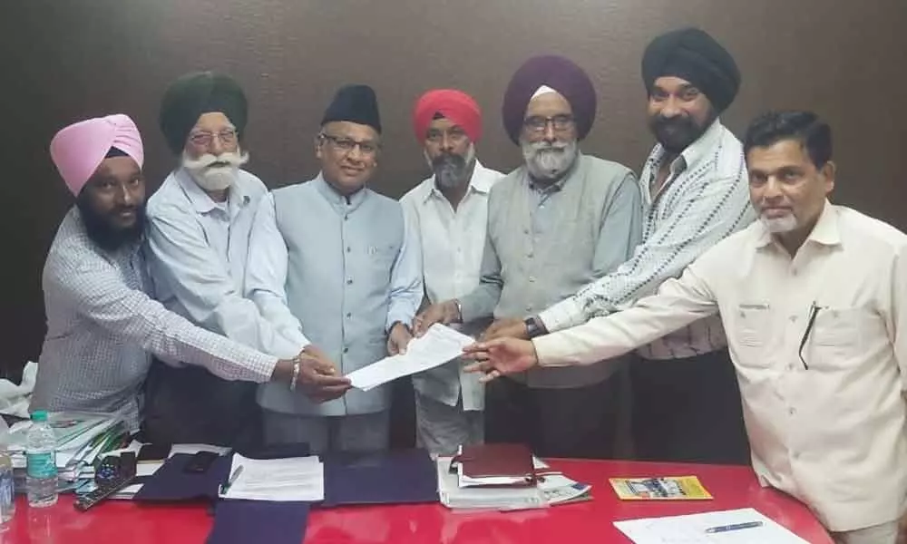 Hyderabad: Sikligar Sikhs meet TSMC chief Mohammed Qamaruddin, seek land for school