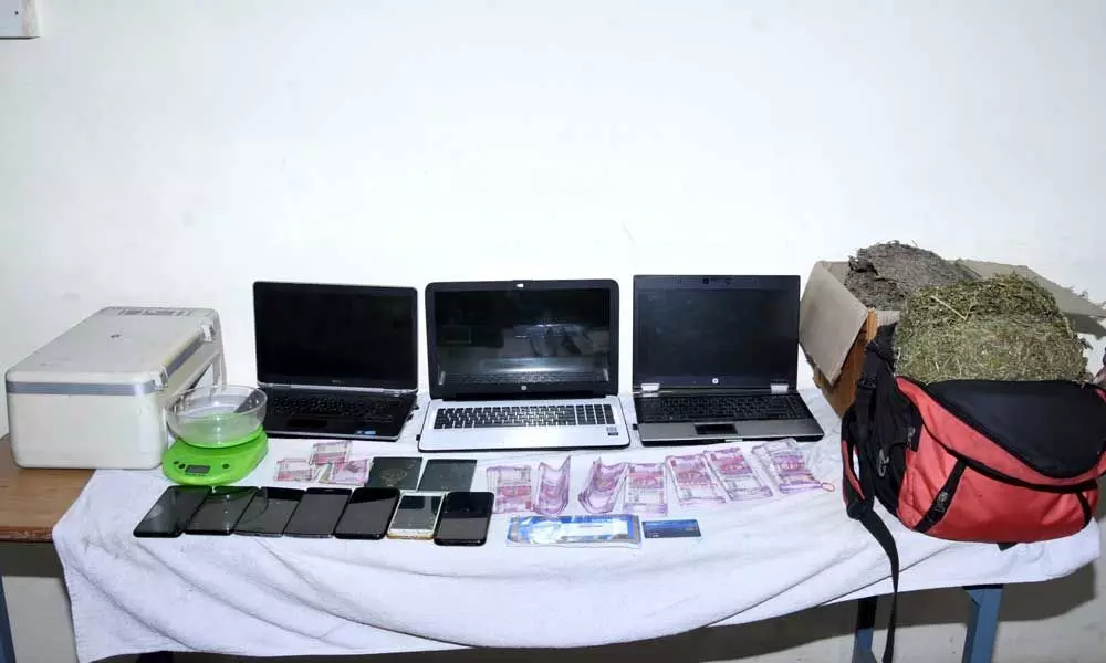 Police arrested a 5 member gang for circulating fake currency
