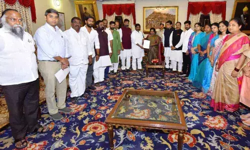 Congress leaders meet Governor seeking control on free flow of liquor