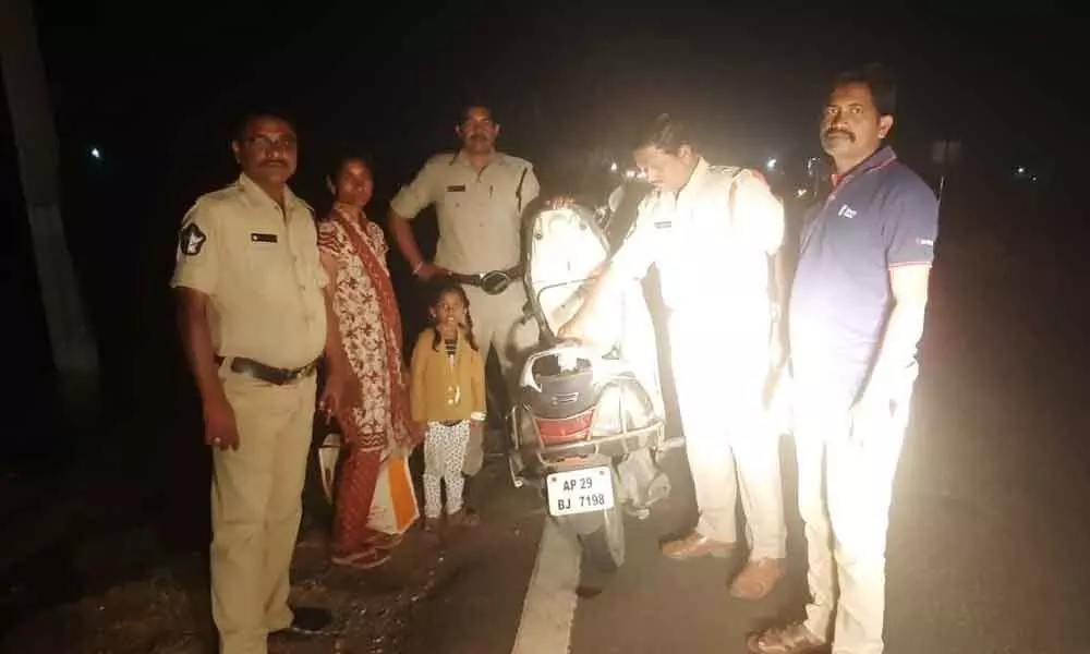 Ongole: Abhaya cops extend help to distressed woman