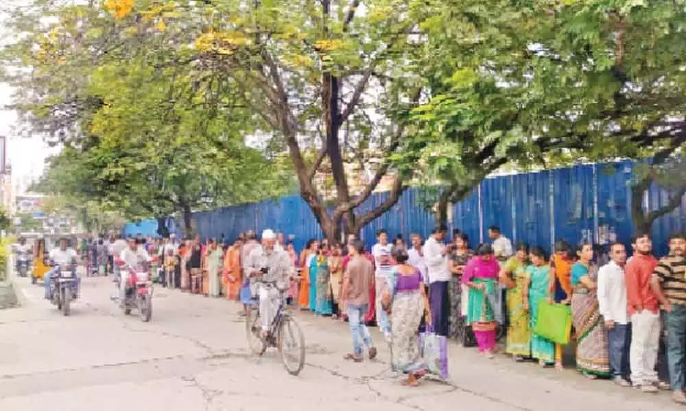 OMG! Stand in 2-km queue to get 1 kg onions!