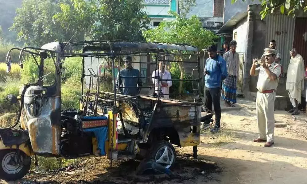 Miscreants burn auto at Meliaputti in Srikakulam