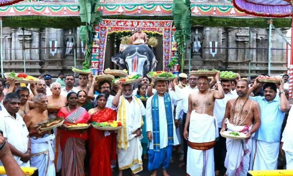 Tirumala: TTD Chairman, EO present Pattu Vastrams to Sri Rangam temple
