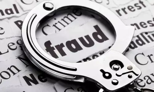 An Astrologer dupes a young woman of a huge sum of money in Vijayawada