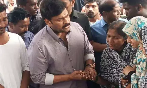 Chiranjeevi, Allu Arjun pay respects to fan