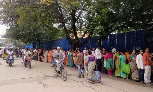 OMG! Stand in 2-km queue to get 1 kg onions!