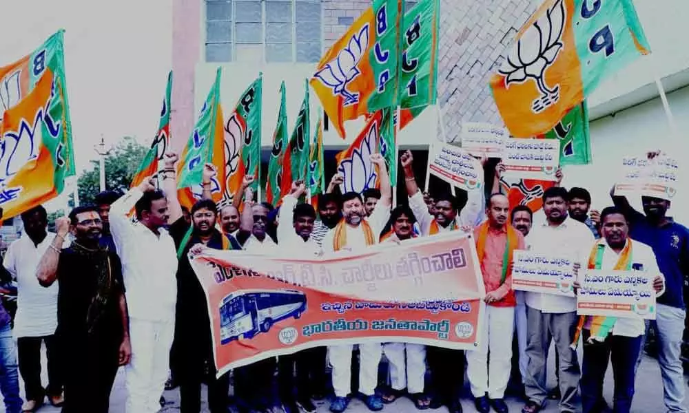 BJP protest against fare hike, stages dharna in Tirupati