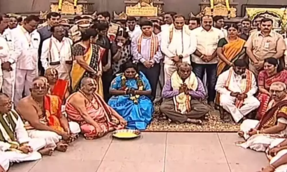 Governor Tamilisai Sounderarajan offers prayers at Yadadri