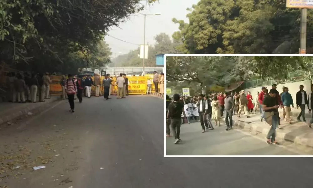 Police lathicharge protesting JNU students, again