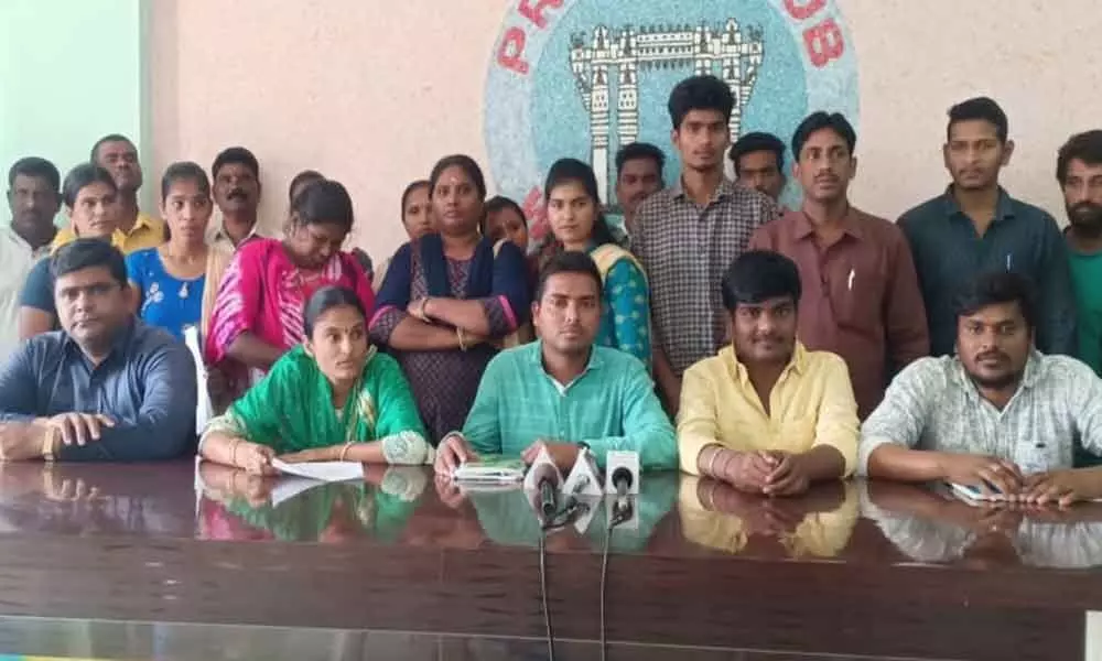 Hanamkonda: Stopgap RTC workers seek jobs