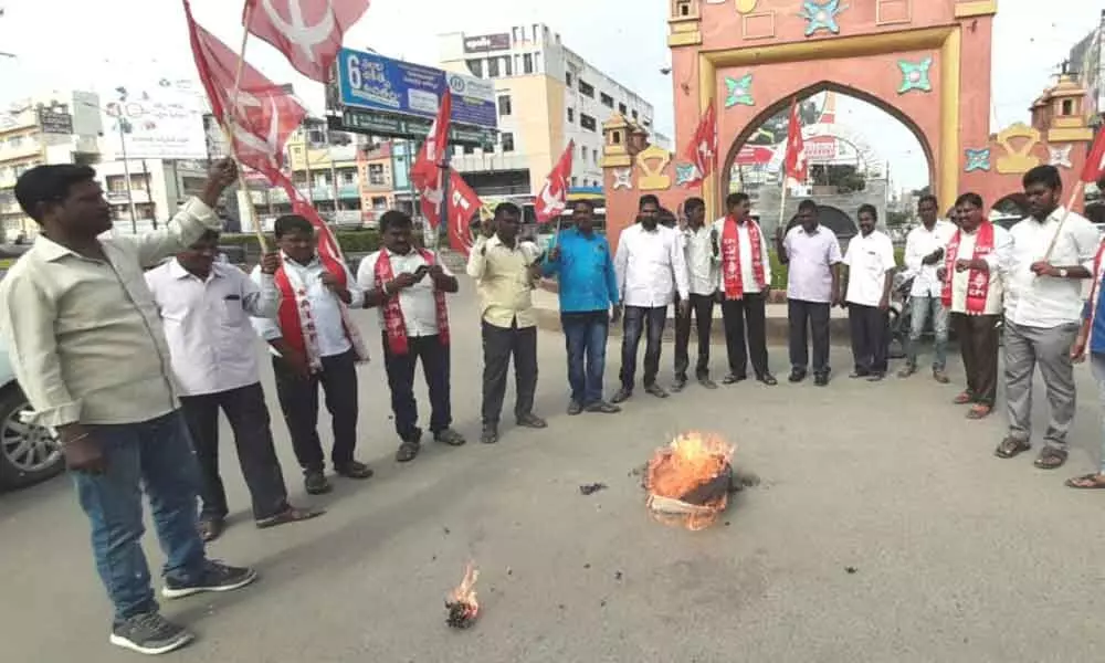 Government failed in controlling onion price: CPI leaders in Karimnagar
