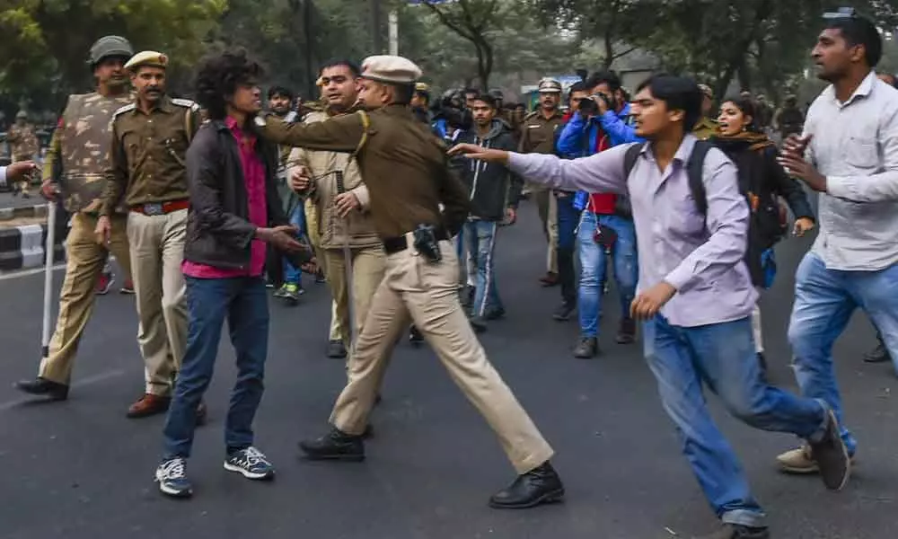 New Delhi: JNU students lathi-charged