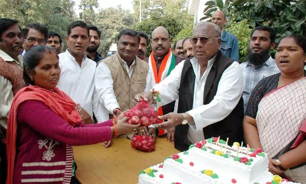 VH celebrates Sonias birthday in Delhi