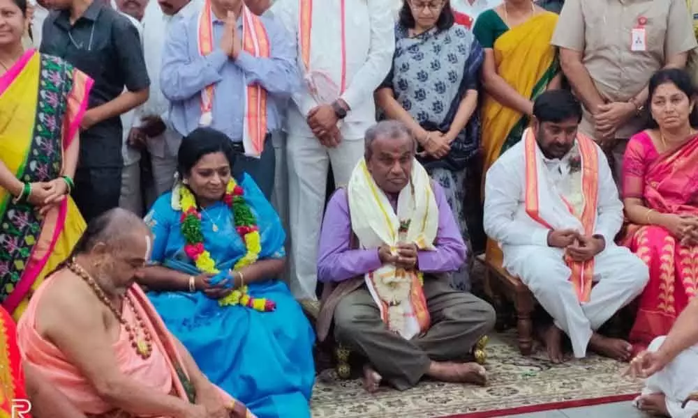 Governor Tamilisai Soundararajan visits Yadadri temple for darshan