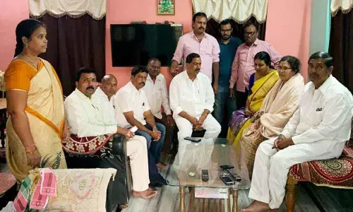 TRS MLA Bethi Subhash Reddy condoles activists death