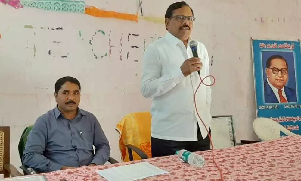 Nalgonda: Reading instills confidence in students, says poet Gowri Shankar