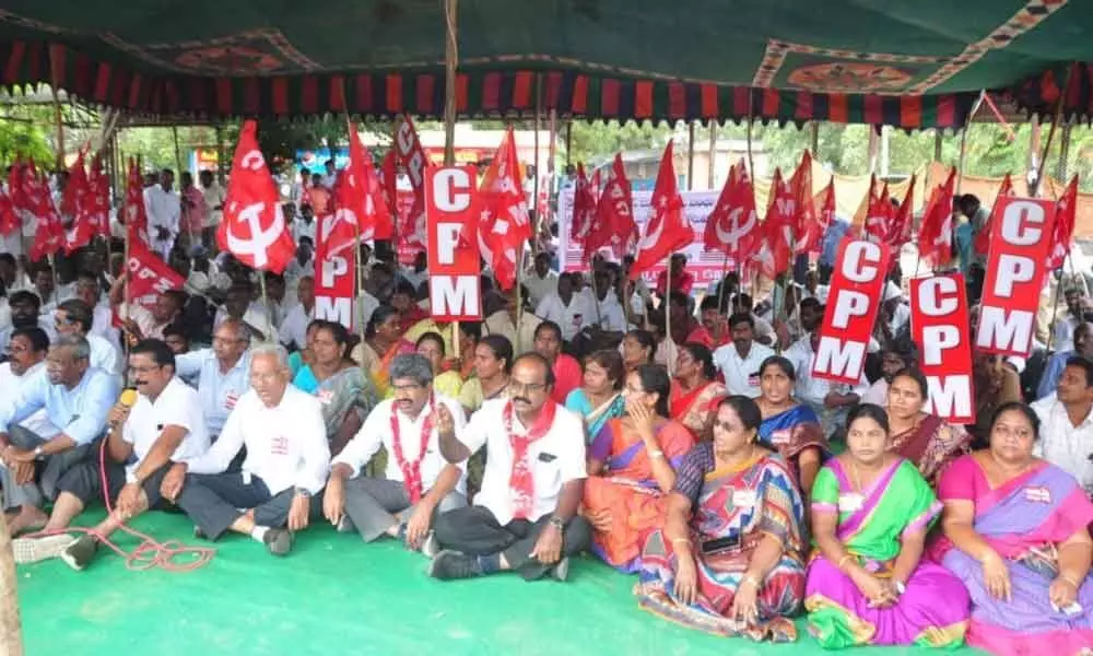 Khammam: CPM stage dharna against anti-farmer policies of State, Centre
