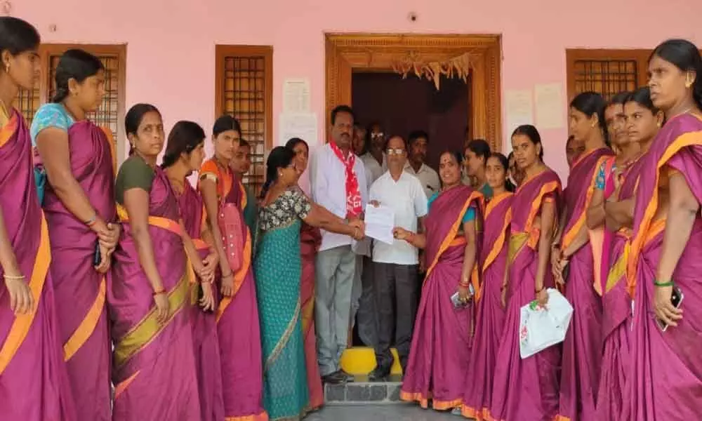 Kamareddy:  ICDS Madnoor project union president Champabai   demanded the government not to close Anganwadi centres