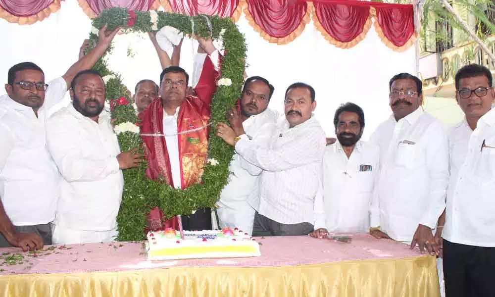 MLA Kaleru Venkateshs birthday celebrated at Amberpet