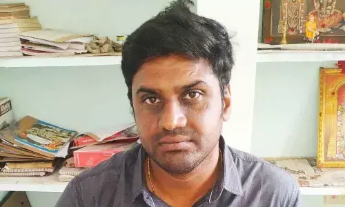 Steep hike in onion price leads to heavy rush at Rythu  Bazaar in Chittoor