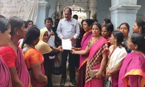 Parigi: Anganwadi teachers stage protest