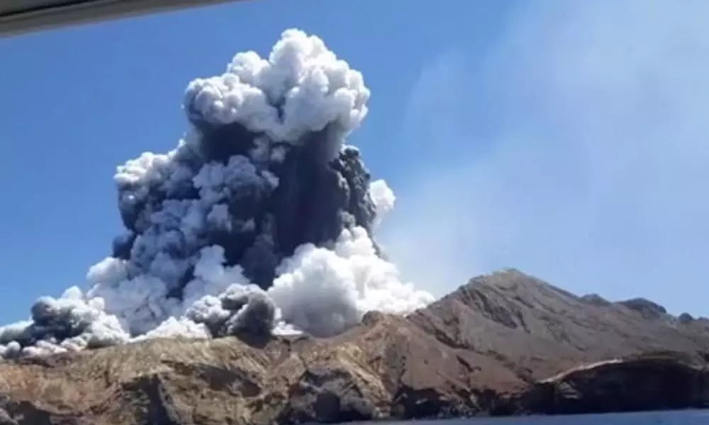 NZ volcano: New volcanic activity hampers recovery efforts