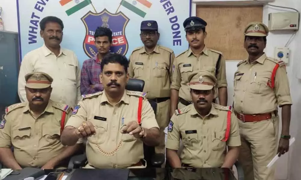 Kothagudem: Three Town Police arrest thief, recover gold ornaments