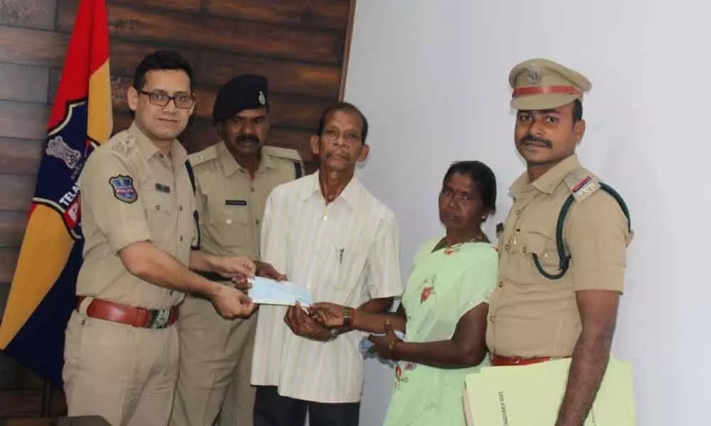 Kothagudem: SP Sunil Dutt hands over a cheque for 4.6 lakh to retired home guard