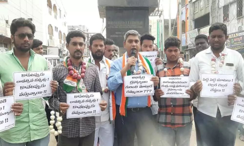 Asifabad: Congress protests against hike in onion prices