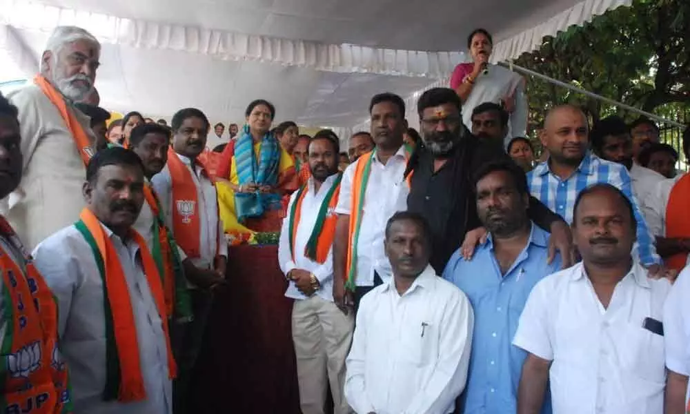 BJP leader Madhavaram Kantha Rao backs D K Aruna strike for prohibition