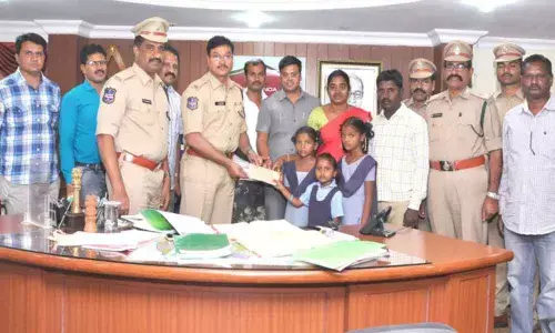 Nalgonda: Armed Reserve constables provide financial aid to 3 kids