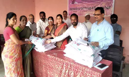 Corporator V Pujita Jagdishwar Goud distributes Christmas gifts in Engineering Enclave community hall