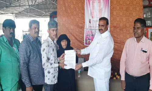 MLA Arekapudi Gandhi hands over aid to RTC drivers kin