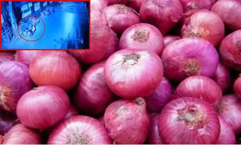 Hyderabad: 20 kilos of onion stolen at Domalguda