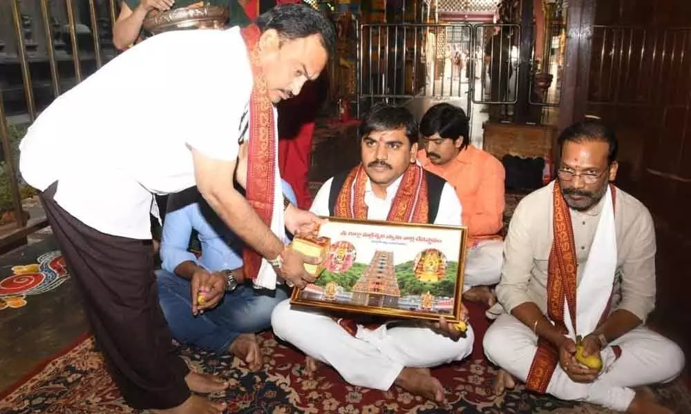 NYKS vice-chairman S Vishnuvardhan Reddy worships Goddess Durga in Vijayawada