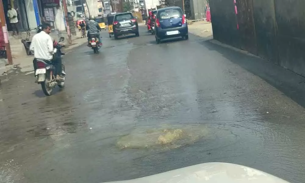 Kondapur: Overflowing sewer troubles commuters