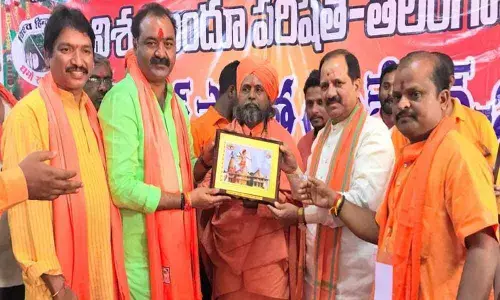 Ayodhya Karsevaks felicitated Oasis School in Raidurgam