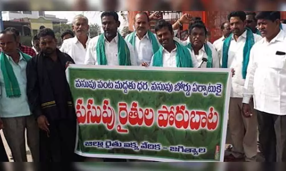 Turmeric farmers protest in Jagtial, take out padayatra to Nizamabad